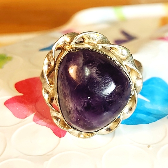 Pretty, Round-Triangle Shaped, Genuine, Amethyst Cabochon Ring. - Picture 2 of 6
